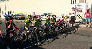 Momento de la salida de una de las categorías de la prueba ciclista celebrada en Bollullos. / Foto: Federación Andaluza de Ciclismo.