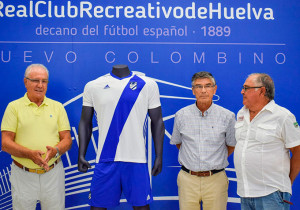 Veteranos de la entidad estuvieron en el acto de presentación de la equipación del Atlético Onubense. / Foto: Pablo Sayago / www.recreativohuelva.com.