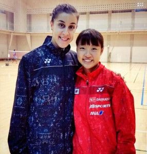 Foto de Carolina Marín y Nozomi Okuhara que colgó la onubense en RRSS, después de no poderse jugar el partido por lesión de la nipona. / Foto: @CarolinaMarin.