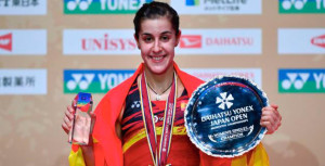 Carolina Marín, con el trofeo conquistado en Tokio. / Foto: www.badminton.es.