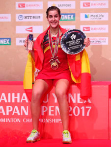 Carolina Marín, con el trofeo conquistado en Tokio. / Foto: Bádminton Photo.