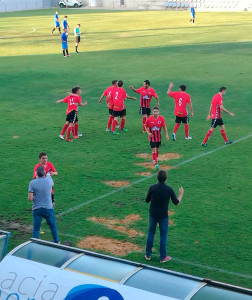 Los jugadores del Cartaya celebran el gol que, a la postre, les dio el triunfo. / Foto: @AD_Cartaya.