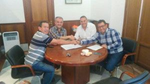 Un momento de la firma del convenio deportivo en el Ayuntamiento de Beas.