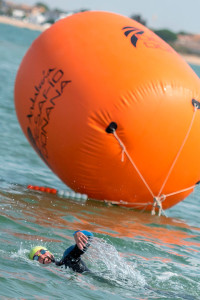 Tramo de natación del Desafío Doñana. / Foto: J. J. Úbeda.