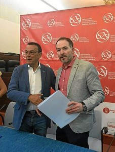 El alcalde Sebastián Fernández, junto al presidente de la Diputación Provincial de Huelva, Ignacio Caraballo, en el momento de la firma del Plan de Empleo. 