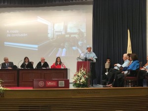 Lectura de la lección inaugural por Jesús Estepa.