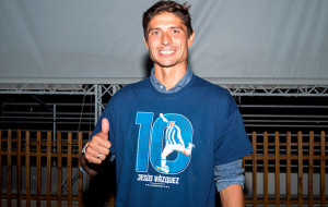 Jesús Vázquez, con la camiseta conmemorativa de su homenaje.