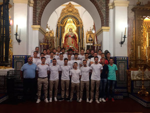 El plantel de La Palma, que juega este sábado, en su tradicional ofrenda de flores a la Virgen del Valle. / Foto: @LaPalmaCF.