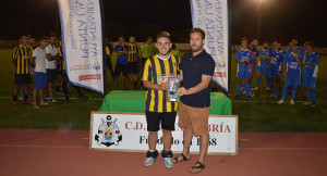 Momento en el que el capitán del San Roque B recoge el trofeo.