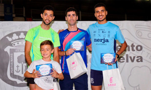 Podio masculino de la VI Carrera Nocturna de Huelva.