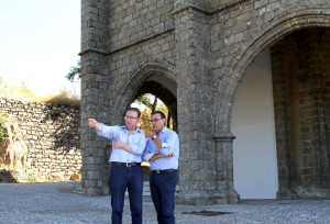 El presidente de la Diputación y en alcalde de Aracena en el castillo de esta localidad.