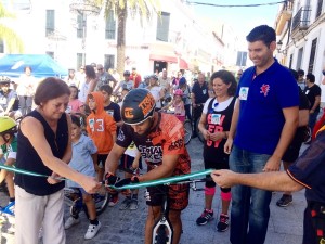 Corte de la cinta previa al inicio del paseo.