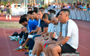 Javi Casquero, entrenador del Recre, durante el partido ante el Sevilla Atlético en Punta Umbría en la pretemporada. / Foto: www.recreativohuelva.com.