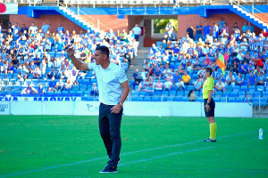 Javier Casquero, entrenador del Recre, da órdenes a sus jugadores durante el partido con la Balona. / Foto: Pablo Sayago.