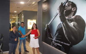 Manuela Romero, presidenta del club, junto a Rocío Macías, directora del centro, y Gonzalo Galdón, director adjunto.