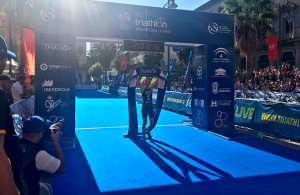 Llegada a la meta de la checa Vendula Frintova, ganadora en la prueba femenina. / Foto: @TRIATLONSP.