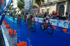 Un momento del tramo de bicicleta en la prueba masculina. / Foto: @TRIATLONSP.