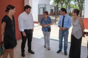 El alcalde, Gabriel Cruz, con el delegado del ramo, Jesús Bueno, Paula Santiago y otros directivos del centro.