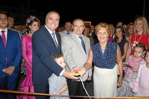  José Manuel García Pinto y María Sánchez, miembros del club de lectura municipal procedieron al encendido del alumbrado. 