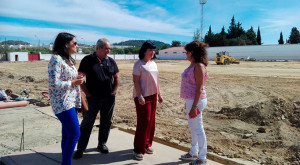 La delegada territorial de Cultura, Turismo y Deporte, Carmen Solana, visitó las instalaciones junto a la alcaldesa de Villanueva de los Castillejos, Dolores Ruiz.