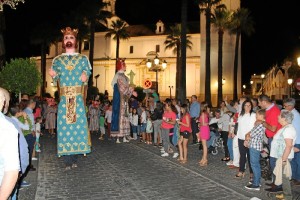 Desfile de gigantes y cabezudos. 