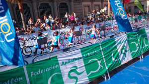 Un duatlón escolar y popular, una de las actividades paralelas con motivo de la disputa la Copa del Mundo de Triatlón en Huelva. / Foto: @TRIATLONSP.