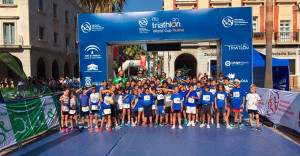 Momento de la salida del duatlón escolar y popular que se celebró en Huelva. / Foto: @TRIATLONSP.