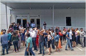 Momento en el que parte de la redacción de Univision observa el eclipse el pasado 21 de agosto en Miami.