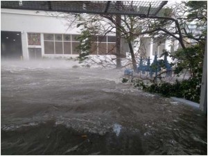 La calle donde vive Juan Jesús en pleno huracán, convertida en río y sufriendo vientos de más de 100 km/h.