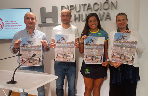 Un momento de la presentación en la Diputación del IV Mundialito de Futvoley que se disputará en Matalascañas.