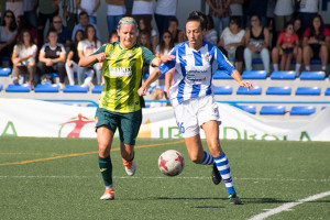 Sandra Castelló conduciendo el balón en una acción del partido.