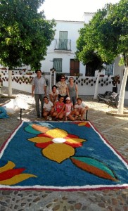 Los más jóvenes del taller, junto a la alfombra que realizaron con motivo del Corpus. 