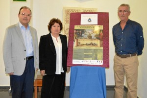 1.El concejal de Cultura de San Juan del Puerto, Juan Martínez Toro, junto a los profesores Luisa D`Arienzo y David González Cruz.