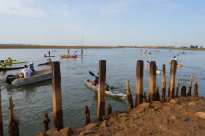 2.Casi un centenar de deportistas han salido esta mañana desde el Muelle de San Juan del Puerto hacia la Punta del Sebo.