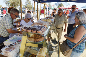 6.Cáritas de San Juan del Puerto ofreciendo dulces a los asistentes.