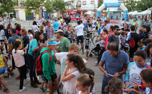 Gran ambiente el que se vivió en la plaza de España de San Juan del Puerto.