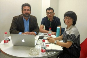 Sergio Gómez Melgar, junto a compañeros docentes en la Universidad de Nanjing.