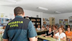 La Guardia Civil ha procedido a la detención de un varón como presunto autor de los delitos de robo con violencia e intimidación y otro delito de lesiones.