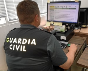 La Guardia Civil ha relacionado a tres varones como implicados en dos robos perpetrados en viviendas.