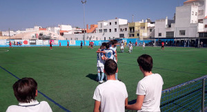 Los jugadores del Algabeño celebran el gol que les dio la victoria ante el Cartaya. / Foto: @AAlgabeno.