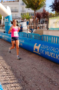 Momento de la llegada a la meta de Lidia Rodríguez, ganadora en féminas.