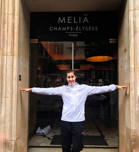 Carolina Marín, en la puerta de su hotel parisino, en espera de su debut en el Open de Francia de bádminton. / Foto: @CarolinaMarin.