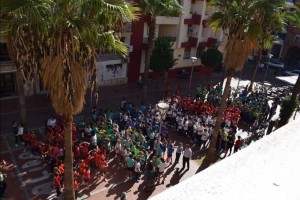 Los niños han dado la vuelta al colegio.