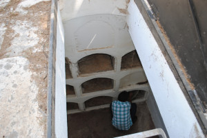 cementerio de Osuna, rebuscando tumbas de los Cepeda en un panteón. Solo hallamos el panteón familiar de los Córdova  Govantes, padres y hermano de la mujer de Ignacio de Cepeda. Al parecer, los padres de Ignacio están enterrados  en  Sevilla, y otros familiares  en el Convento de Santa. Clara en Osuna.