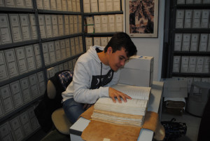 Santiago Mateo (uno de los componentes del grupo) andando en los legajos el Archivo de protocolos notariales de  La Palma.