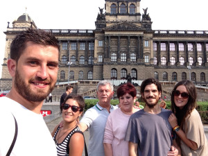 Roberto con sus padres, hermano, cuñada y su pareja, María, cuando fueron a visitarlo a Praga. 