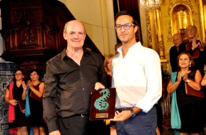 El Teniente de Alcalde, Agustin Ponce hizo entrega del Emblema del Festival a la formacion gaditana.