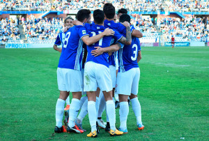 Los jugadores del Recre, una piña, tras uno de sus goles. / Foto: Pablo Sayago.