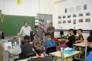 Un momento de la visita del delegado territorial de Educación, Vicente Zarza, al colegio Safa Funcadia.