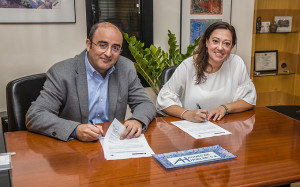 Marcos Martín, director gerente de Aguas de Huelva y Manuela Romero, presidenta del Sporting, en el momento de la firma.